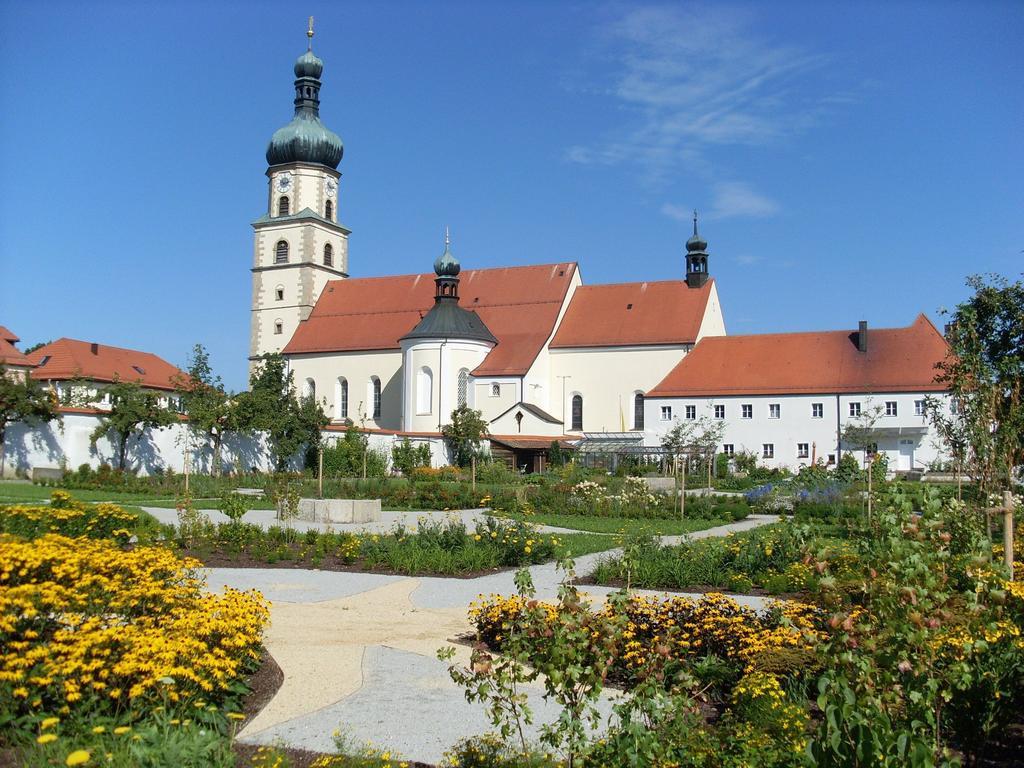 Gasthof - Pension Schamberger ノイキルヒェン・バイム・ハイリゲン・ブルート エクステリア 写真